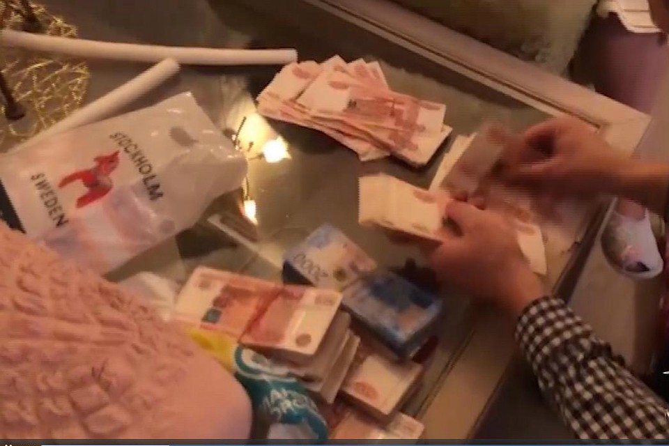Сотрудница московского банка вместе с сыном украли у пенсионера 8 миллионов рублей Фото: принтскрин видео.