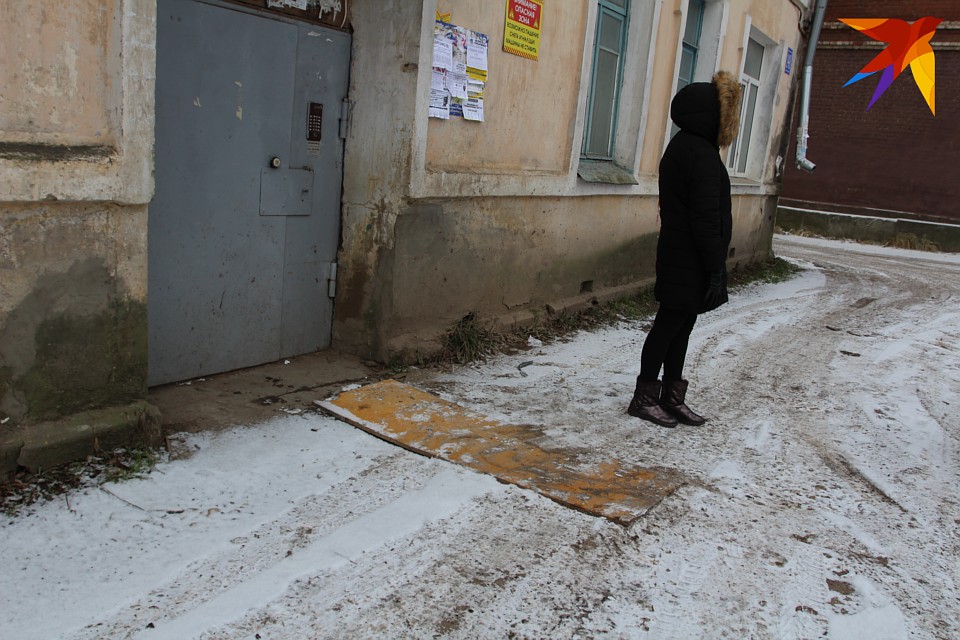 Доски, уложенные на землю, помогают лишь в относительно сухую погоду. Их не убирают и на зиму. Фото: Виктория ТУШКОВА