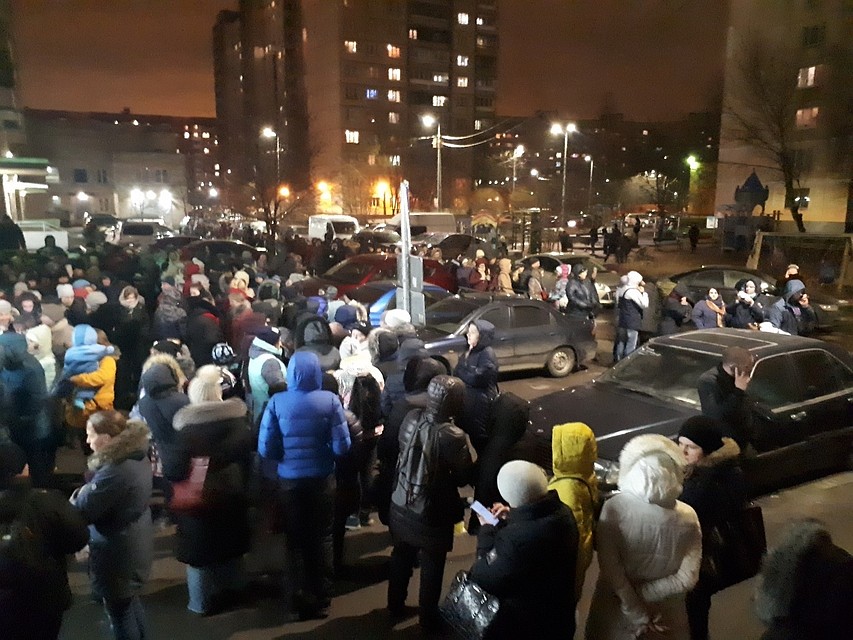 Хаотичная очередь собрала в себе несколько сотен родителей. Фото: vk.com/krasnogvardeiskiy_spb