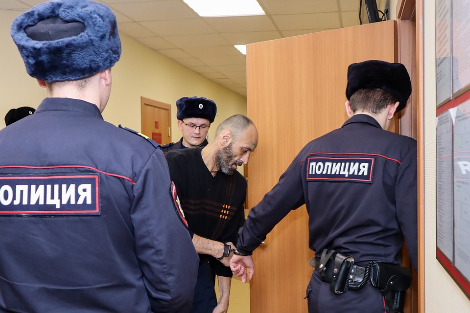 В суд Дмитрия привезли под конвоем в наручниках. Фото: Василий Вахрин