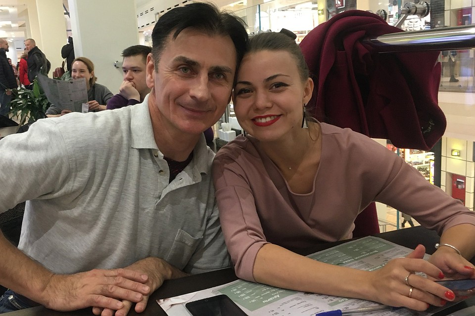 Павел и Ева уверены, что перевоплощаться нужно полностью, чтобы дети ни в коем случае не сказали "не верю". Фото - личный архив Деда Мороза и Снегурочки.