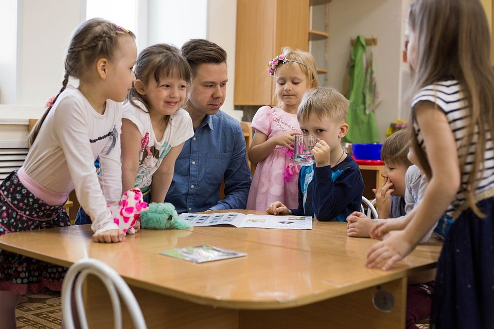В группу, где работает «усатый нянь», стремятся отдать своих детей многие родители. Фото: Личный архив героя публикации