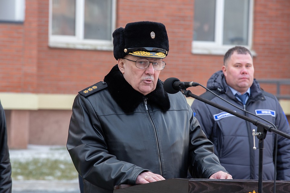 Командующий Тихоокеанским флотом адмирал Сергей Авакянц вручал ключи новоселам Фото: Татьяна МЕЕЛЬ