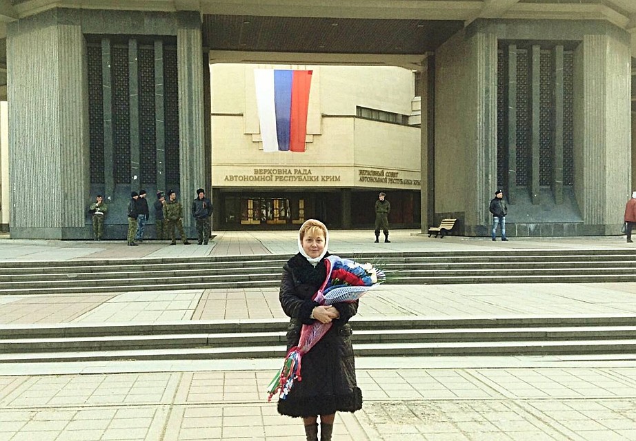 Светлана Савченко у здания Верховного Совета Крыма во время Крымской весны. 2014 год. Фото: Личный архив