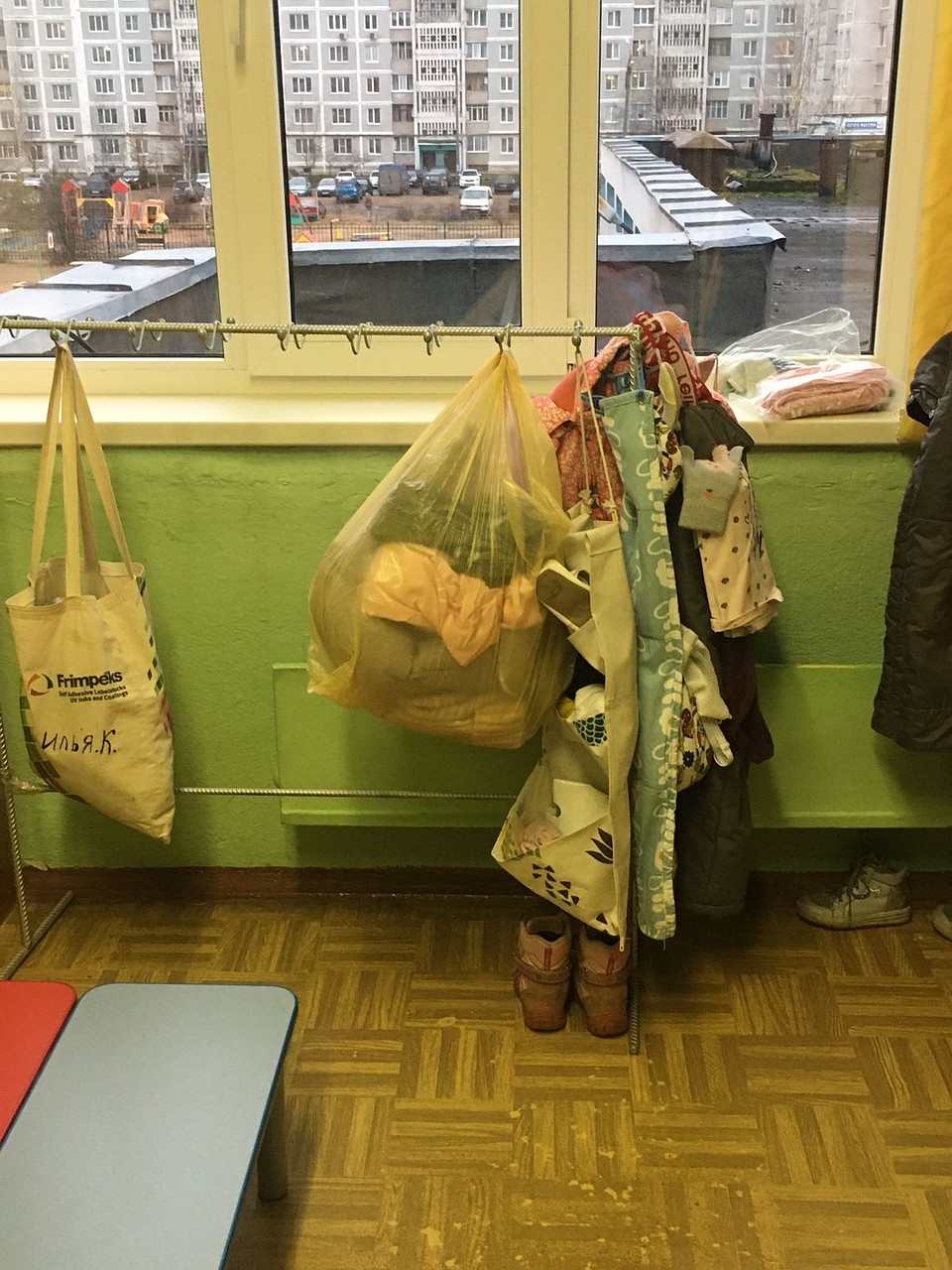 Фото, которое прислали в "КП"-Тверь" родители детсадовцев. Так дети раздеваются.