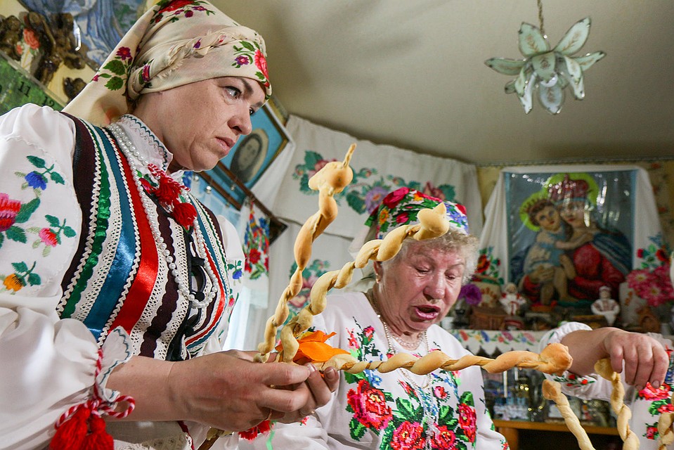 Женщины украшают каравай "деревом". Фото: ok.ru/pogostkray