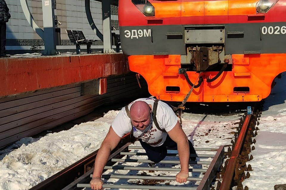Тяжелоатлет протащил железнодорожный транспорт на полметра. Фото: предоставлено героем публикации