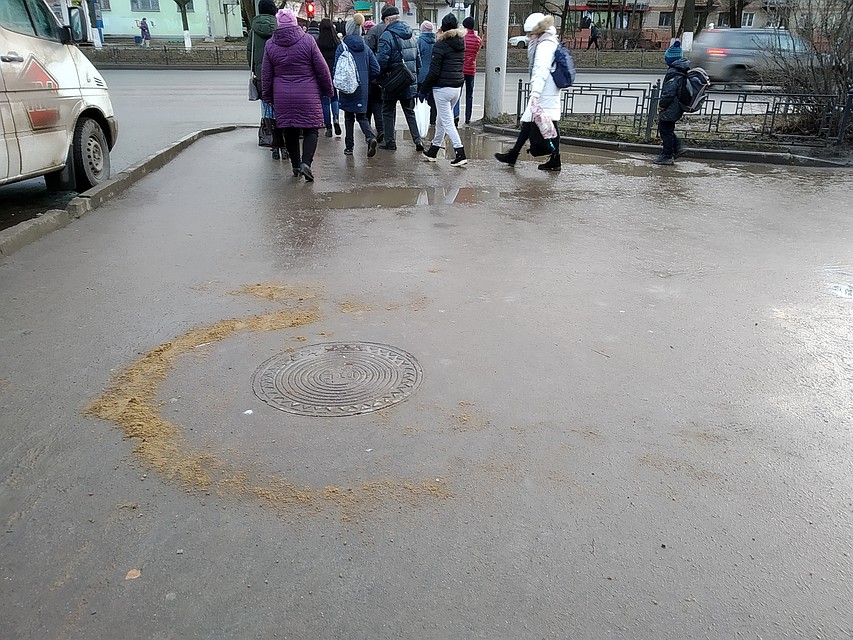 Песчаная змейка на регулируемом пешеходном переходе на проспекте Ленина Фото: Елена МАСЛЕННИКОВА
