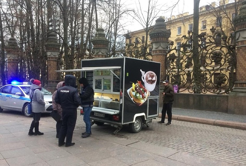 Некоторые нелегальные ларьки не демонтировали, а просто погружали на эвакуатор. Фото: ККИ Петербурга