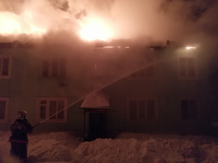 Площадь пожара - 200 метров. Фото: ГУ МЧС России по Красноярскому краю.