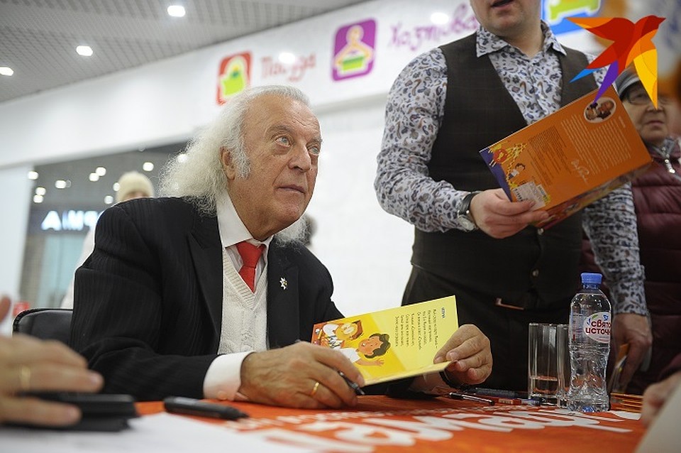 На презентации книги автор раздал сотни автографов Фото: Алексей БУЛАТОВ
