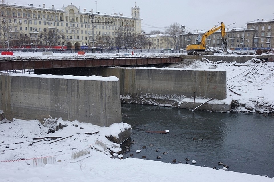 Излюбленное место под мостом- пусть и разрушенным - утки не покидают. Фото: Галина ШЕЛГАЧЕВА