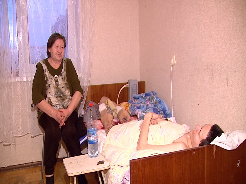 Сама Фарзана работает в школьной столовой и в любую удобную минуту бегает домой, чтобы сделать Саше перевязки и обработать пролежни. Фото: 1obl.tv