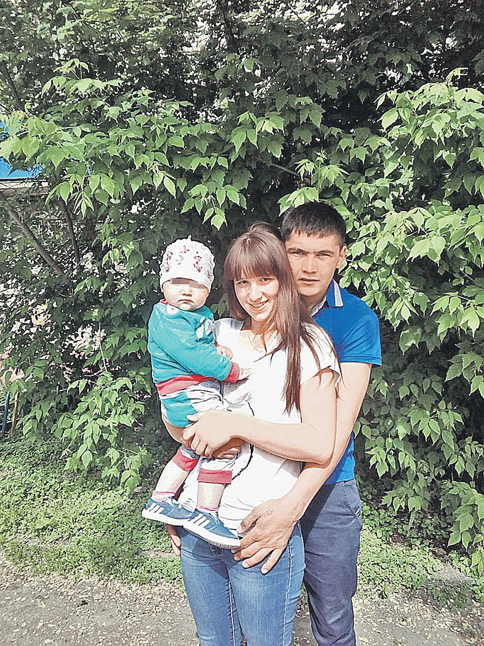 Ирина и Владимир Воробьевы с годовалым Олегом, который погиб в том ДТП... Фото: vk.com