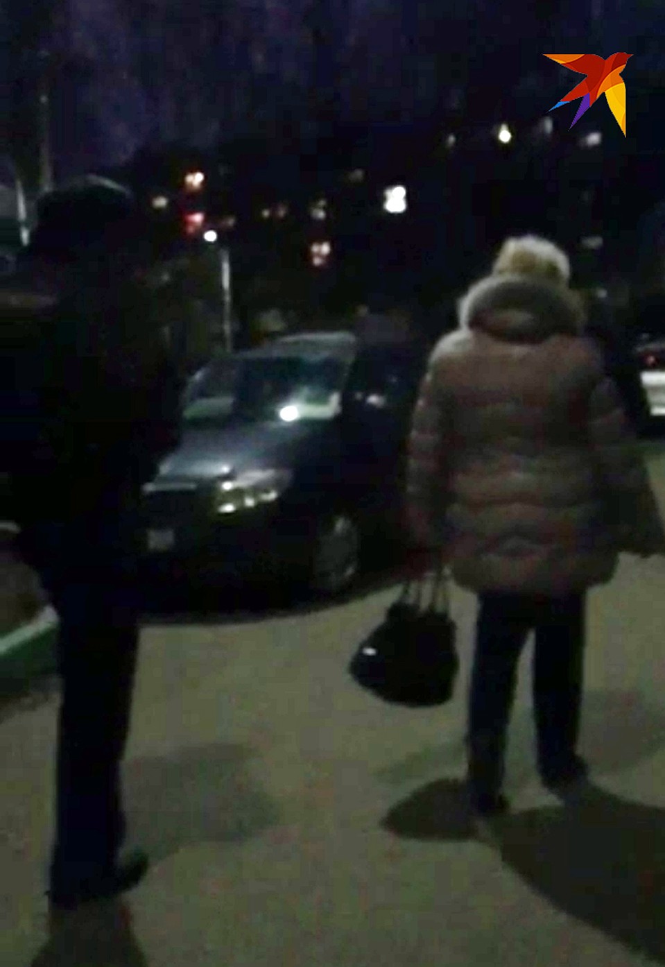 Мать Евгения увозят на опознание трупа сына