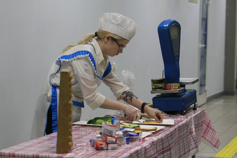 В холле можно было купить бутерброды с колбасой и сыром. Фото: Алина НИЗАМОВА