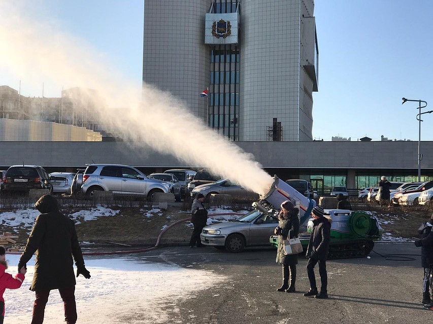 Горожане с любопытством наблюдали за процессом. Фото: Сергей Баланов