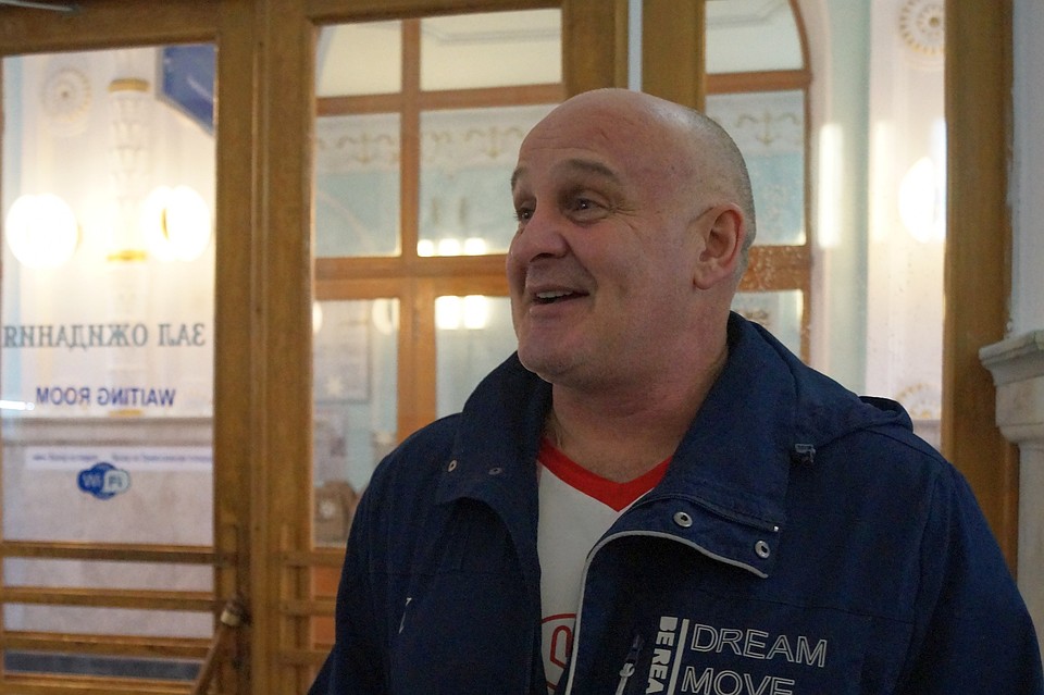 Заслуженный артист РФ Алексей Огурцов считает, что только в плацкарте можно почувствовать атмосферу поезда Фото: Анастасия ЖУКОВА