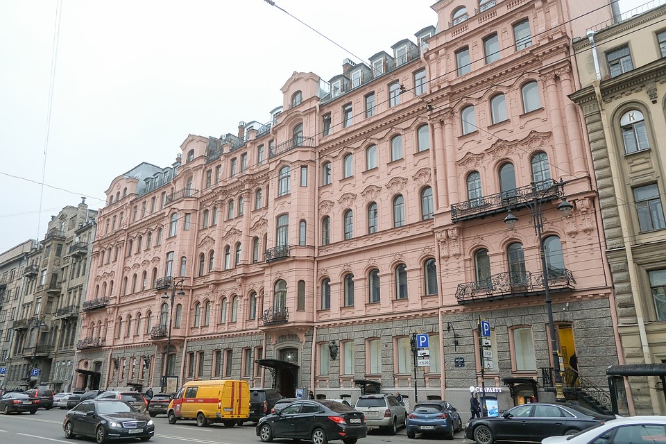Куски штукатурки посыпались с фасада меньше, чем через год после капремонта. Фото: Артем КИЛЬКИН
