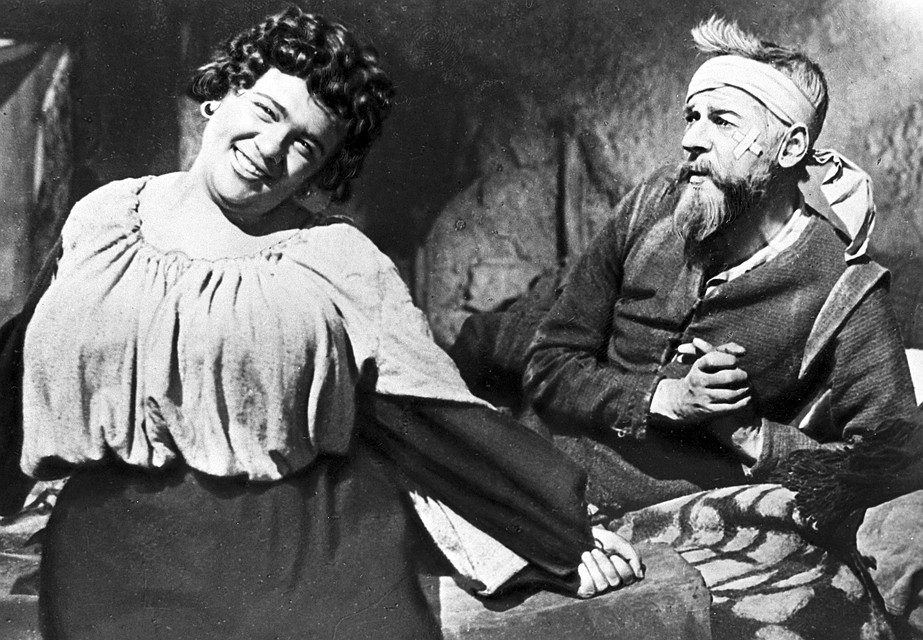 Народный артист СССР Николай Черкасов и актриса Галина Волчек в фильме "Дон Кихот". 1957 год Фото: РИА Новости