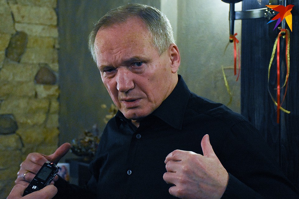 Некляев признается: в последнее время стихи он не пишет - их ему словно надиктовывают. Фото: Татьяна МАТУСЕВИЧ