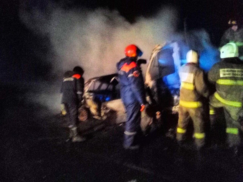 На трассе столкнулись Daewoo Nexia и грузовая «Газель». Фото Саратовской областной службы спасения