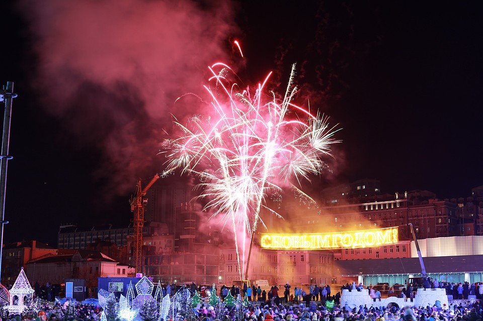 Новогодний салют Фото: Вадим ПОПОВ