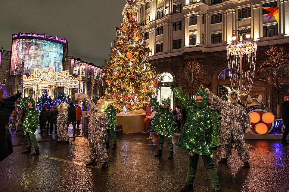 Тверская улица по традиции стала в эти дни пешеходной Фото: Александр ШПАКОВСКИЙ