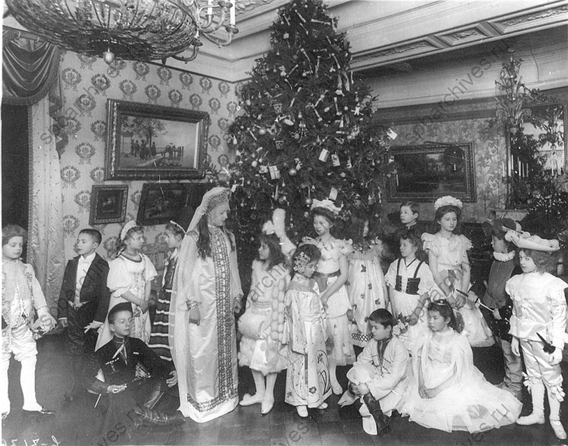 Группа детей в маскарадных костюмах у елки. 1913-1914 г., Санкт-Петербург. Автор: Булла К. К. ФОТО: ЦГАКФФД СПб
