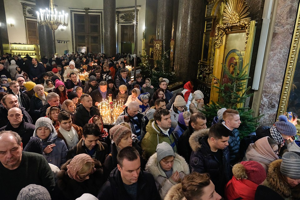 Сотни прихожан пришли в ночь с 6 на 7 января в Казанский собор. Фото: Артем КИЛЬКИН