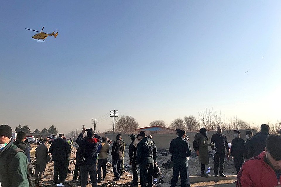 обломки лайнера разбросало на несколько километров в поле Фото: REUTERS