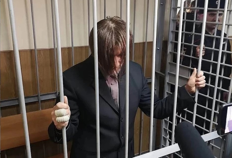 Сейчас глава семейства под арестом