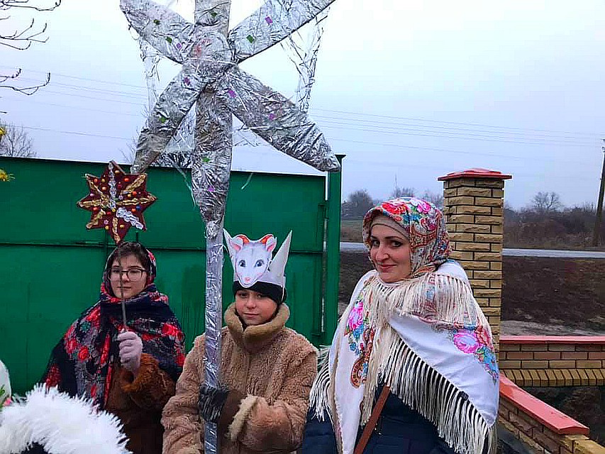 Андрей сам подготовил себе наряд козлика и шикарную звезду! Фото: ЮЛИЯ САЛОВСКАЯ