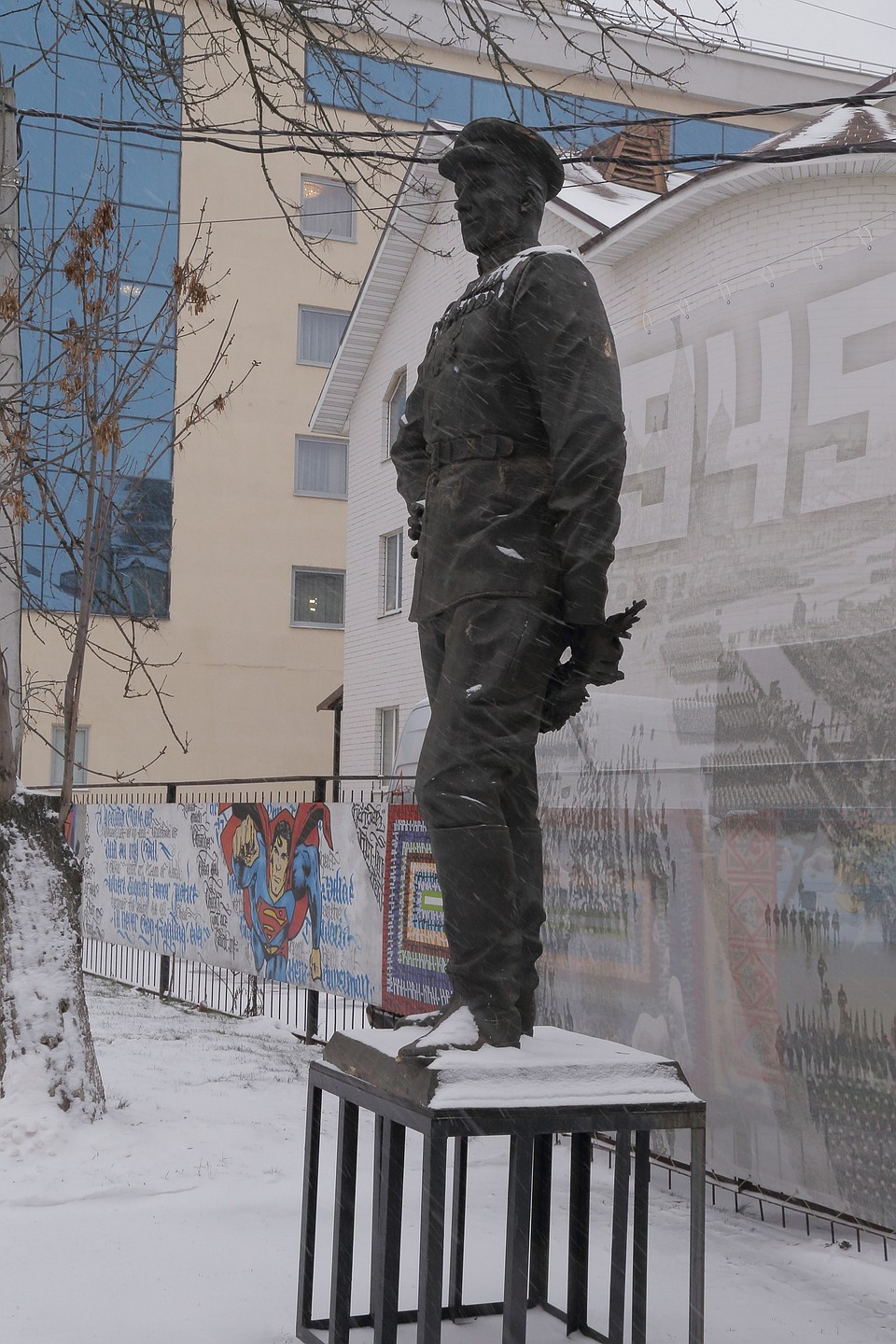Маршал Победы на входе в Дом Муз