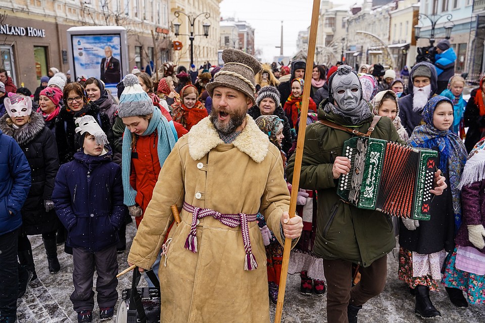 Ряженые прошлись с песнями и плясками от Куйбышева до Галактионовской Фото: Светлана МАКОВЕЕВА