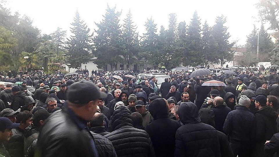 Центр Сухума постепенно превращается в стационарный и «долгоиграющий» Майдан. Фото: Анжела Кучуберия/ТАСС
