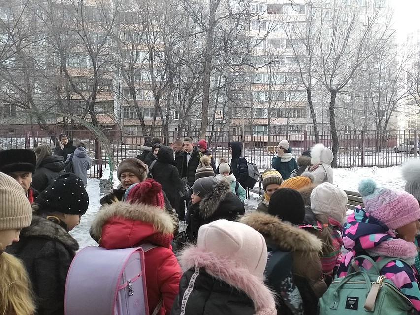 В краевой столице из-за сообщений о заложенных взрывных устройствах по домам отправили более шестидесяти тысяч школьников Фото: Ксения ТУРТЫГИНА