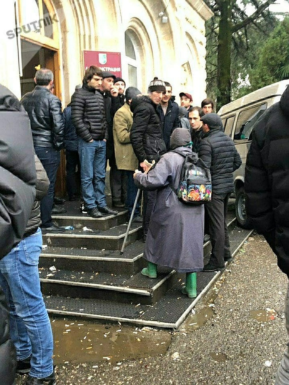 Пожилая женщина, которая не была в курсе событий, пришла сегодня в администрацию президента. Хотела какие-то вопросы по пенсии решить. Но активисты ей сообщили, что "сегодня выходной день" и предложили присоединиться к митингу. Фото: Sputnik