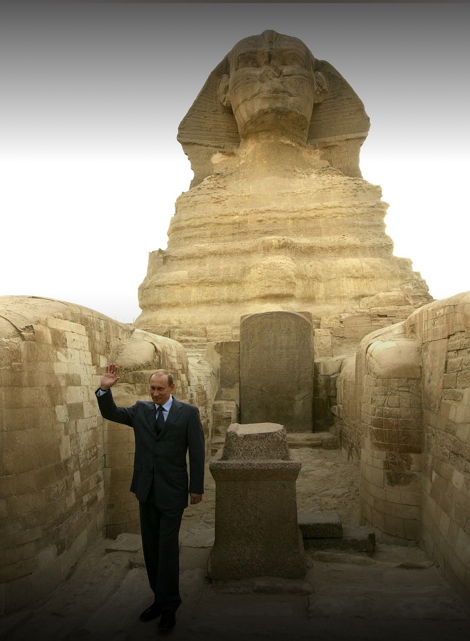 Путин в Египте — в лапах у Сфинкса, 2005 год.