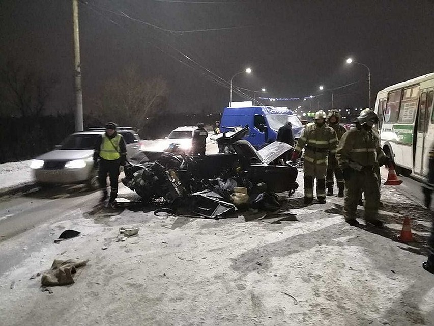 Водителя легковушки спасатели вырезали из салона. Фото: Госавтоинспекция