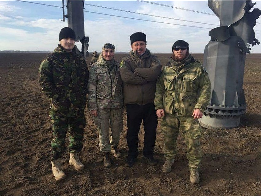 Ленур Ислямов вместе с другими активистами так называемой блокады позирует на фоне поверженной опоры ЛЭП. Фото: Facebook/Амина Окуева