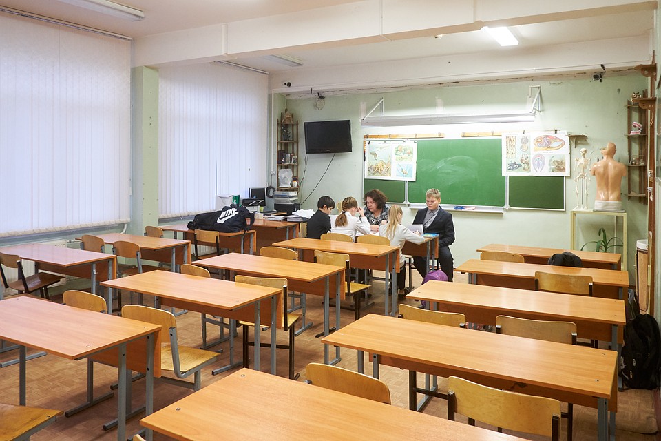 По словам самих учителей, 10 000 рублей (столько будут в совокупности составлять местная и федеральная надбавки) для классных руководителей недостаточно - слишком много обязанностей на них ложится. Фото: Артем КИЛЬКИН