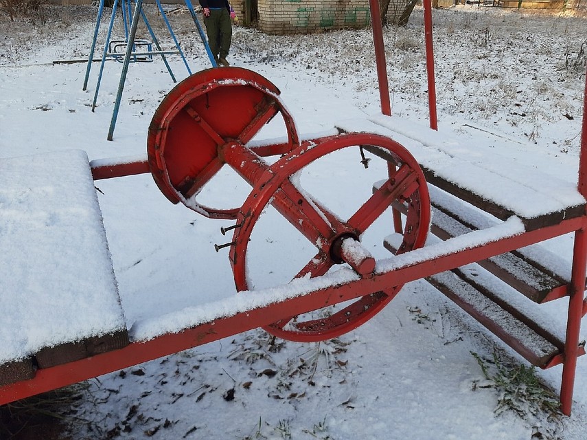 На некоторых игровых элементах площадки можно получить травмы, уверены общественники. Фото: vk.com/civilpatrol