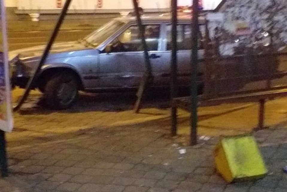 В Гомеле пьяный на «Вольво» протаранил остановку. Фото: t.me/GomelProbki