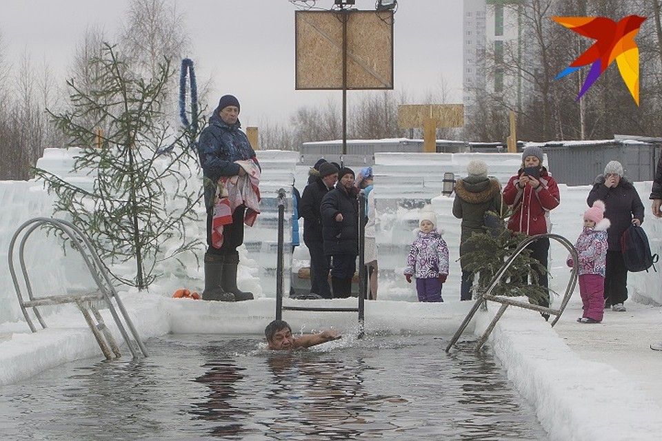 После купания можно попасть на службу в церковь. Фото: Алексей БУЛАТОВ