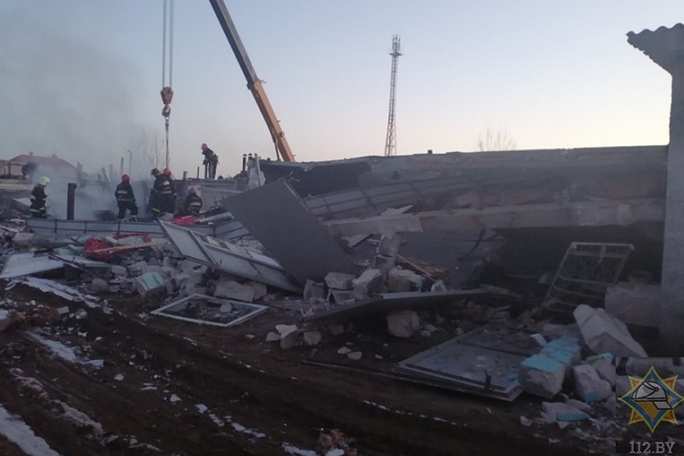 Завалы разбирают с помощью строительной техники. Фото: МЧС.
