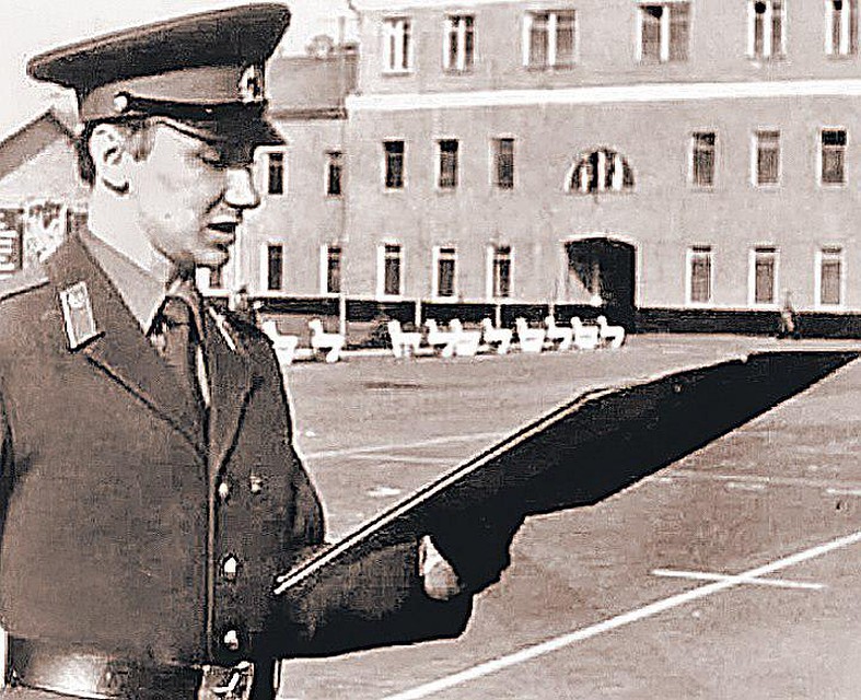 Пока без усов, но уже с серьезным отношением к делу: рядовой Николаев дает присягу. Фото: instagram.com