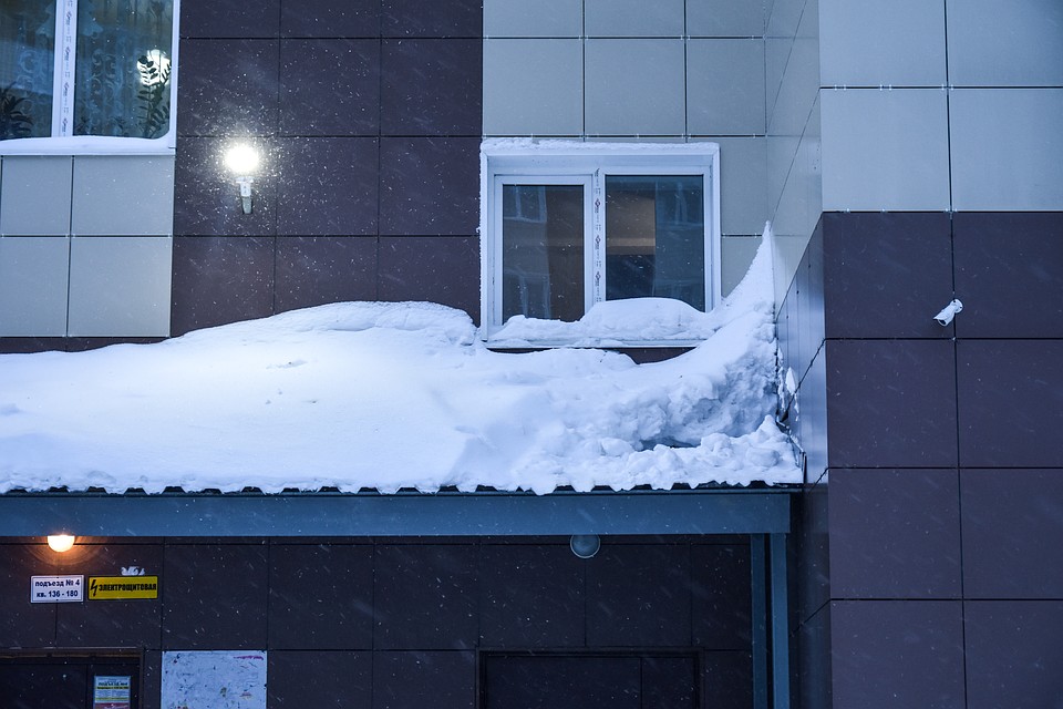 Тот самый козырек, спасший молодую маму от смерти. Фото: Алена МАРТЫНОВА