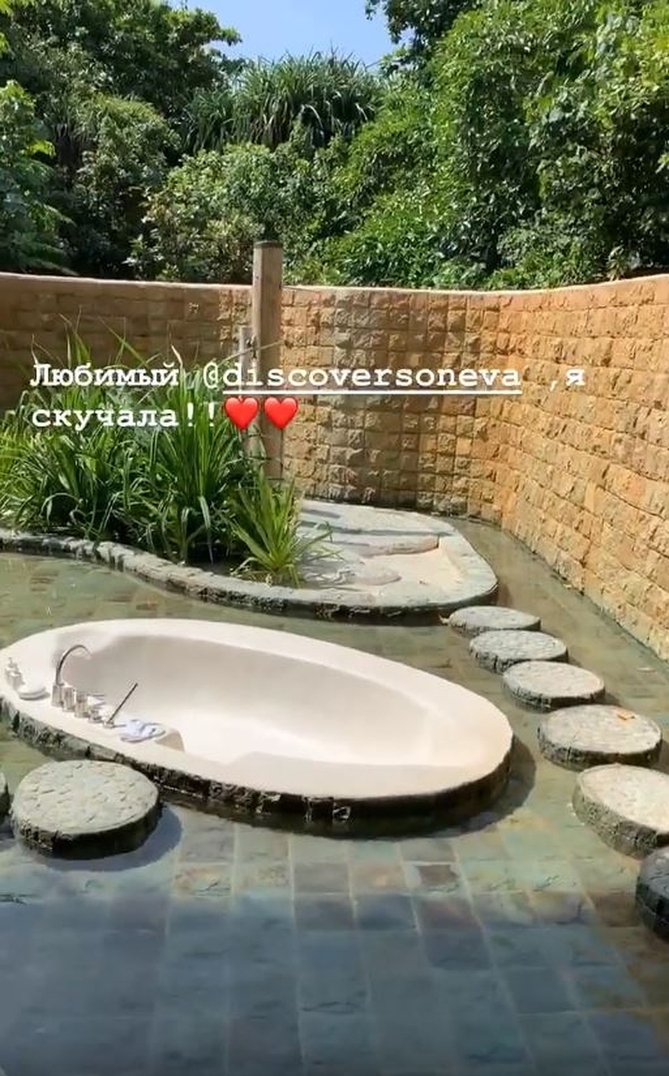 Во внутреннем дворике есть джакузи на открытом воздухе. Фото: кадр видео.