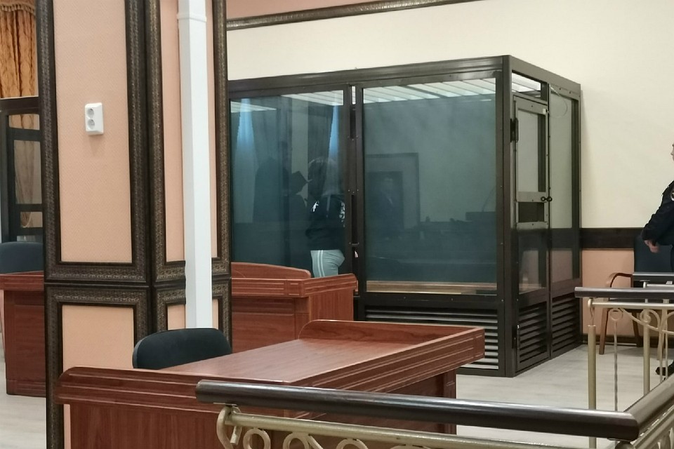 Девушка прятала лицо от камер на протяжении всего оглашения приговора. Фото: Антон Мамаев